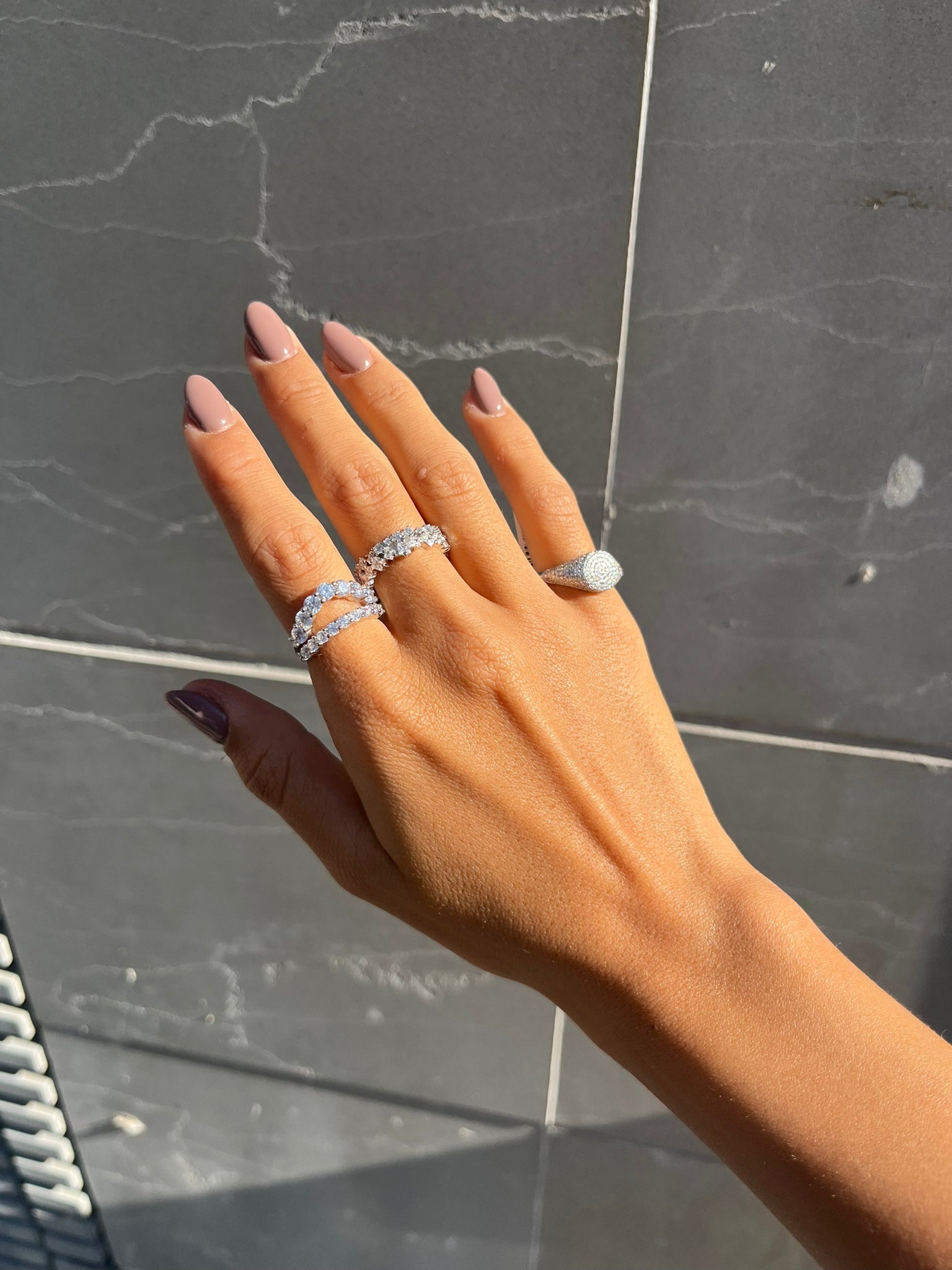 טבעת כסף צורת חצי עיגול משובצת