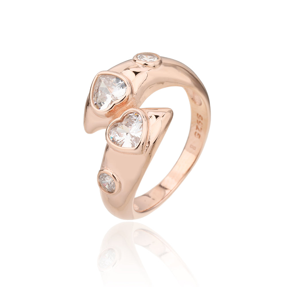 טבעת רוזגולד עם אבנים בצורת לב