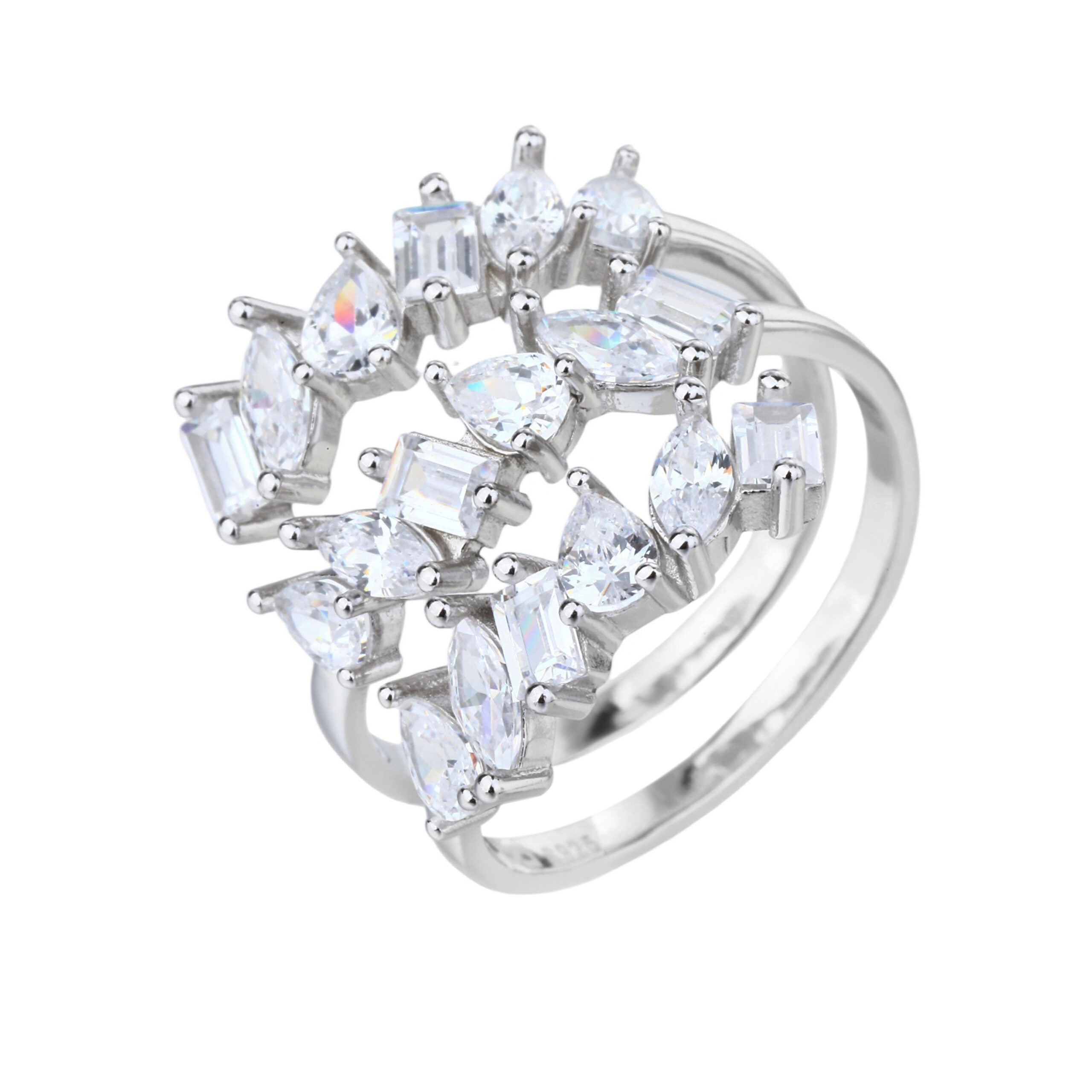 טבעת משובצת שלוש שורות