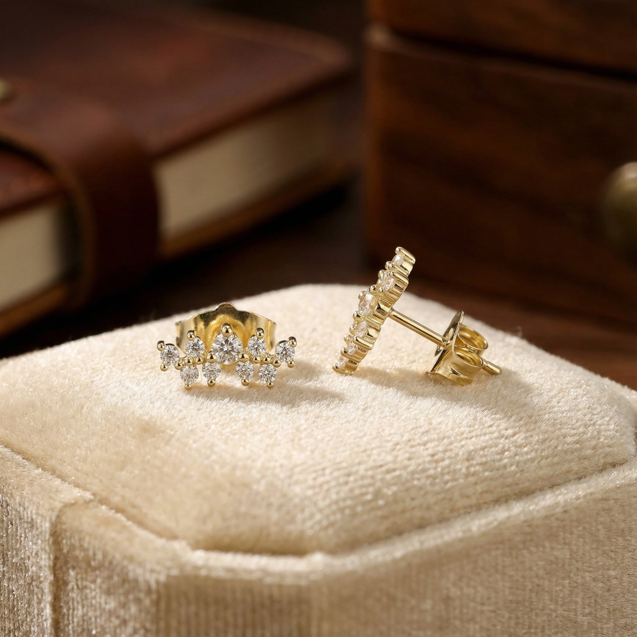 עגיל זהב צמוד משובץ