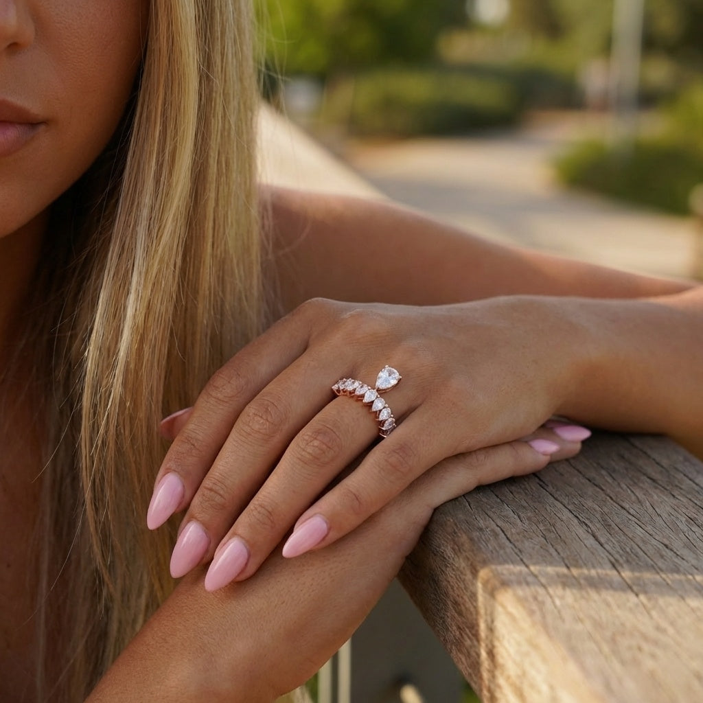 טבעת רוזגולד טיפה גדולה עם אבנים