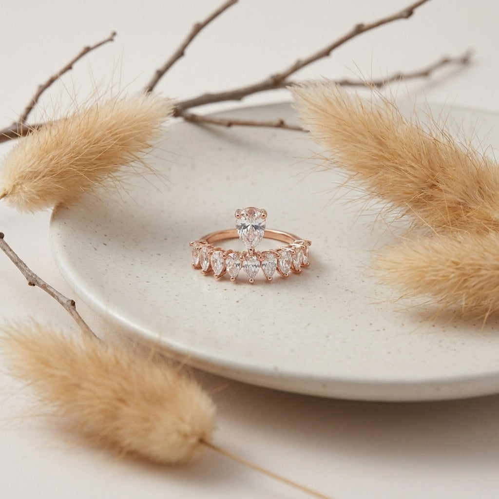 טבעת רוזגולד טיפה גדולה עם אבנים