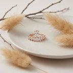 טבעת רוזגולד טיפה גדולה עם אבנים